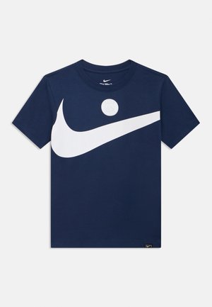 Marineblauw katoenen t-shirt met een grote witte Nike-swoosh en een ronde logo op de borst, met korte mouwen en een ronde hals.
