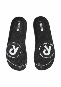 Czarne filcowe wkładki z białym logo i napisem. Gładka tekstura z zaokrąglonymi krawędziami, zaprojektowane z myślą o komforcie i wsparciu. Rozmiar oznaczony jako 32.