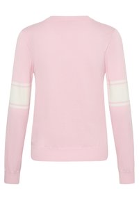 Suéter de manga larga rosa claro con dos rayas blancas horizontales cerca de la zona del codo en cada manga, visto desde la parte posterior.