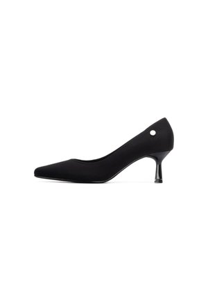 Zapatos de tacón negro de punta afilada con un acabado satinado, que presentan un tacón medio y un acento metálico en la parte trasera. Textura suave y diseño elegante.