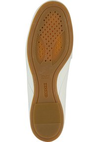 Suela de zapato de cuero blanco con una suela exterior de goma marrón. Presenta un diseño perforado para la transpirabilidad y secciones texturizadas para un mejor agarre.
