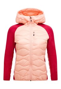 Chaqueta ligera e insulated que presenta un frente acolchado rosa y mangas largas rojas. Diseño con capucha, cierre completo y un bolsillo en el pecho.