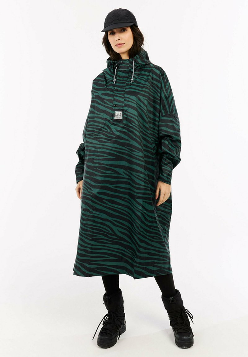 Zielono-czarna, w paski kurtka przeciwdeszczowa z wysokim kołnierzem, ściągaczem i przednią kieszenią; zestawiona z czarnymi spodniami i wysokimi butami do kolan.