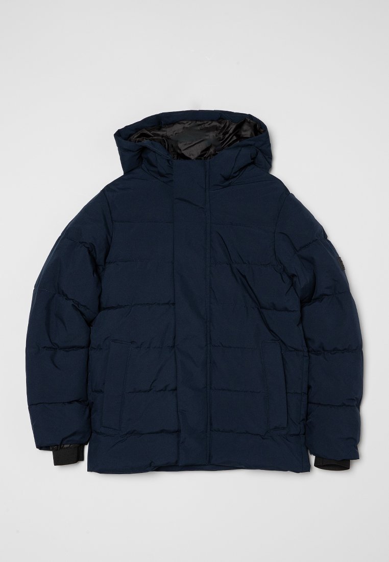 Chaqueta de plumas azul marino con capucha, que cuenta con un diseño acolchado, dos bolsillos frontales y puños elásticos en las mangas.