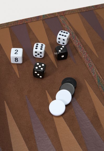 Plateau de backgammon avec quatre dés affichant des chiffres et des pions noirs et blancs empilés sur des points triangulaires marron et violets.