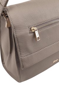 Grijze leren handtas met een gematteerde afwerking, voorzien van een voorzak met rits en gouden accenten. Gestructureerd ontwerp met zichtbare stiksels.