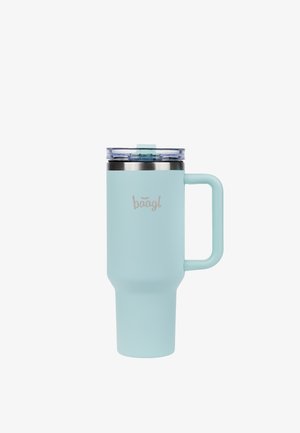 Mug de voyage isolant bleu clair avec une poignée, un couvercle transparent et le logo "baagl" à l'avant.