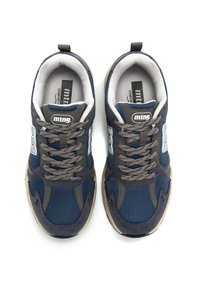 Scarpe da ginnastica di colore blu scuro con pannelli in rete e scamosciato, dettagli grigi e suole in gomma marrone. Presentano lacci tondi e un logo sulla linguetta.