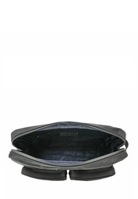 Borsa in pelle nera con chiusura a zip. L'interno presenta una fodera a fantasia e due scomparti, mostrando una texture liscia.