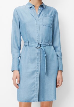 Lichtblauwe denim jurk met lange mouwen, borstzak, knoopsluiting aan de voorkant en een geknoopt ceintuur in de taille.