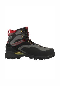 Bota de senderismo alta con un upper sintético en negro, gris y rojo con acentos en amarillo, caña texturizada y suela de goma resistente.
