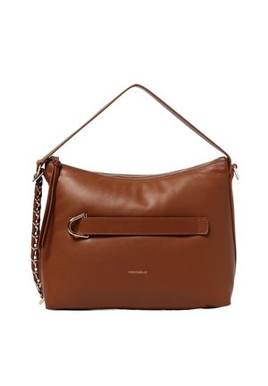 Borsa a spalla in pelle marrone con una texture liscia, dotata di una chiusura superiore con zip e un accento decorativo sulla tracolla. Manico in catena e pelle.