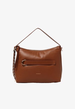 Borsa a spalla in pelle marrone con una texture liscia, dotata di una chiusura superiore con zip e un accento decorativo sulla tracolla. Manico in catena e pelle.