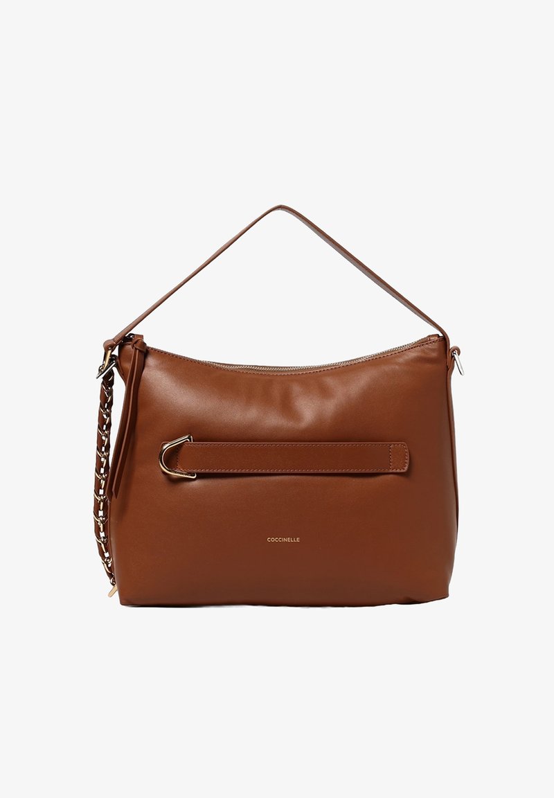 Borsa a spalla in pelle marrone con una texture liscia, dotata di una chiusura superiore con zip e un accento decorativo sulla tracolla. Manico in catena e pelle.