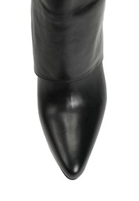 Czarne skórzane botki za kolano z wydłużonym noskiem, gładką teksturą i minimalnymi detalami przeszyć. Elegancki design z dopasowanym cholewką.