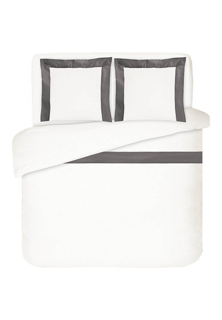 Set di biancheria da letto bianco composto da una coperta e due federe. Bordo rifinito con satin grigio per un contrasto elegante. Texture liscia e design minimalista.
