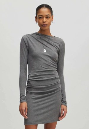 Graues Langarmkleid mit Raffung an den Seiten, figurbetonter Silhouette und glatter Textur. Hat einen runden Ausschnitt und minimale Details.