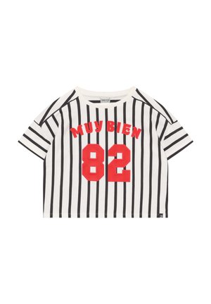 Korte mouwen, gestreept shirt met zwart-witte verticale lijnen, voorzien van rode tekst "MUY BIEN" en het nummer "82" in vet rood.