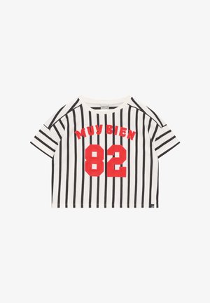 Koszula z krótkim rękawem w pionowe czarno-białe paski, z czerwonym napisem "MUY BIEN" oraz numerem "82" w grubym czerwonym kolorze.
