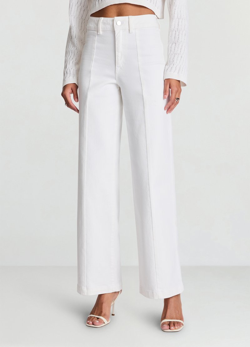 Jeans bianchi a gamba larga con vita alta, realizzati in denim. Presentano una texture liscia, tasche frontali e chiusura a bottone in vita.