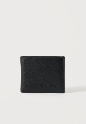 Schwarzes, strukturiertes Lederportemonnaie mit vorne eingeprägtem "VALENTINO", geschlossen auf hellem, schlichtem Hintergrund gezeigt.