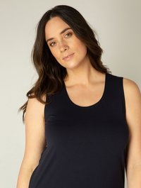 Marineblauwe mouwloze top met een ronde hals, gemaakt van zachte, elastische stof. Heeft een eenvoudig, glad ontwerp zonder patronen of accenten.