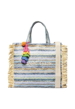 Sac fourre-tout tissé avec des rayures bleues, beiges et blanches, bords frangés, doubles poignées, pompon arc-en-ciel et logo "Marc Ellis" à l'avant.