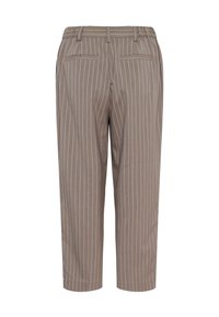 Pantalon marron clair à fines rayures avec une ceinture élastique, deux poches arrière et une coupe fuselée. Texture lisse, coupe ajustée.