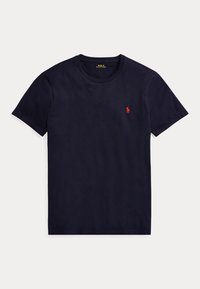 Jednoduché tmavomodré tričko s krátkym rukávom a okrúhlym výstrihom s malým červeným logom Polo Ralph Lauren na ľavej strane hrudníka.