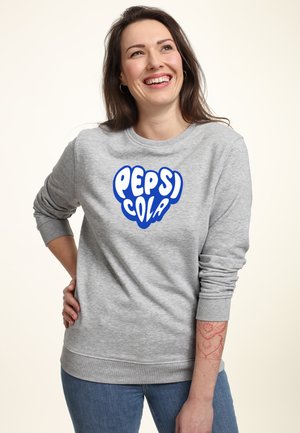 Felpa grigia con maniche lunghe caratterizzata da un grande logo blu "PEPSI COLA". Realizzata in un tessuto morbido e strutturato con scollatura a girocollo.