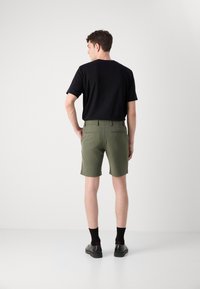 Les Deux COMO SEASONAL - Šorti - olive night melange