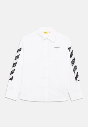 Bela srajca z dolgimi rokavi in gumbi, s črnim diagonalnim vzorcem črt na rokavih ter majhnim napisom "Off-White™" na predelu prsnega žepa.