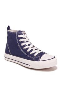 Sneakers high-top in canvas blu con lacci bianchi, punta in gomma e suola bianca testurizzata. Presentano cuciture di contrasto e una linguetta sul tallone.