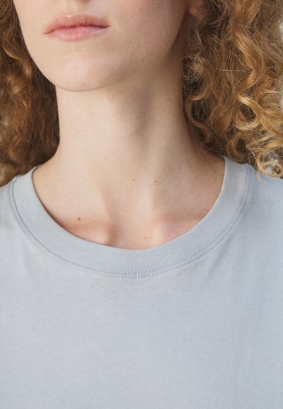 Filippa K LOOSE FIT TEE - Jednoduché tričko - dove blue