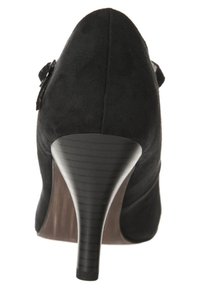 Zapato negro de ante de tacón alto con puntera afilada, tacón detallado y parte superior texturizada y ondulante. Correa lateral con acento de hebilla.