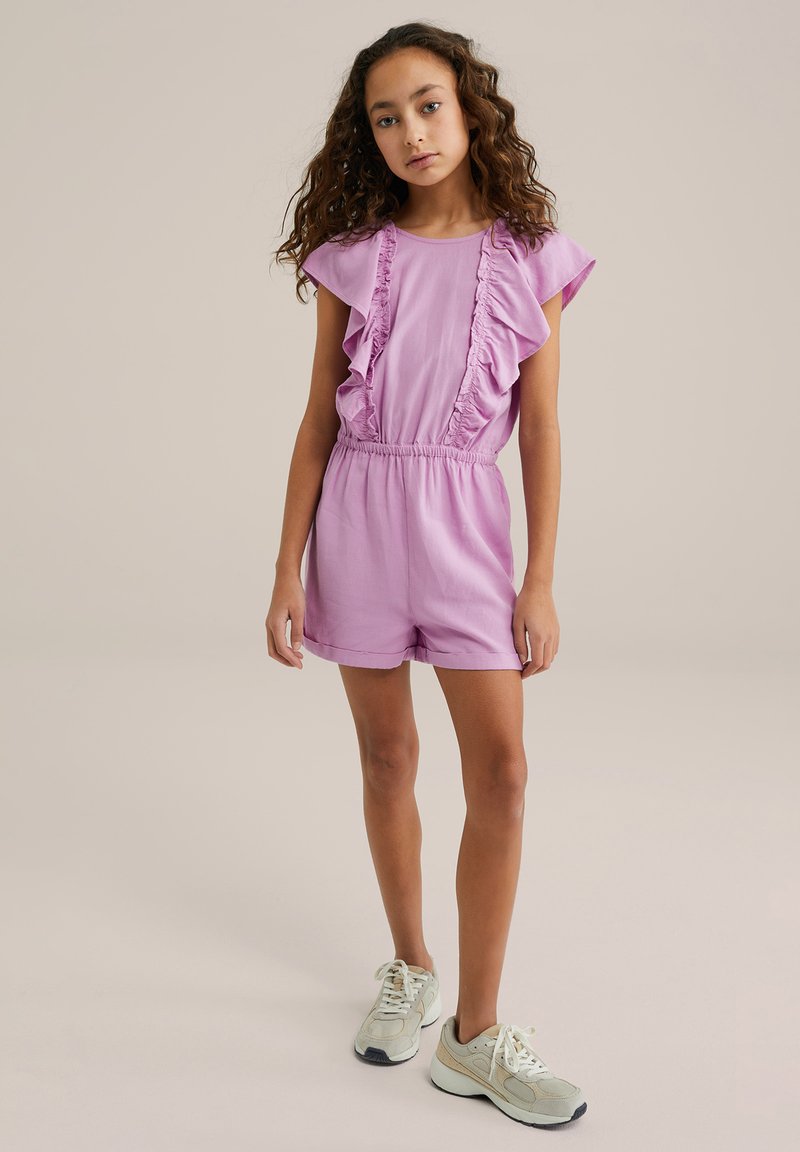 Mono corto rosa con mangas acampanadas y cintura ajustada, hecho de tela ligera. Presenta una textura suave y un largo corto.