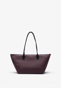 Grand sac fourre-tout bordeaux, fabriqué dans un matériau lisse. Doté de poignées noires et d'une fermeture éclair, avec une forme trapézoïdale.