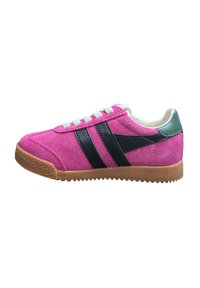 Sneaker rosa in suede con strisce nere, lacci bianchi e un accento in pelle verde sul tallone. Caratterizzata da una suola in gomma texture.