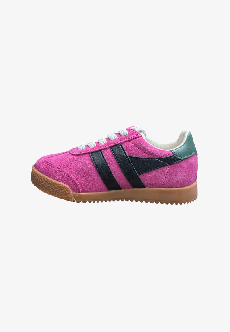 Sneaker rosa in suede con strisce nere, lacci bianchi e un accento in pelle verde sul tallone. Caratterizzata da una suola in gomma texture.