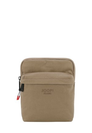 Borse in tessuto beige con chiusura a zip, tasca frontale e logo impresso. Dotata di zip rossa e dettagli hardware neri. Design compatto.