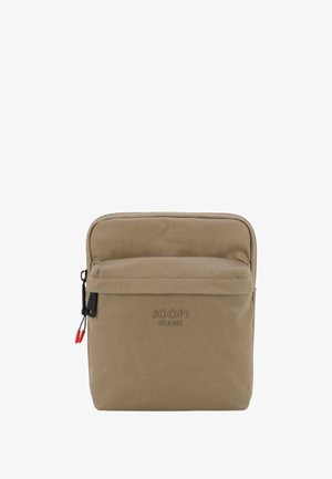 Beige stofpose med lynlås, frontlomme og præget logo. Har rød lynlåstræk og sorte hardware-detaljer. Kompakt design.