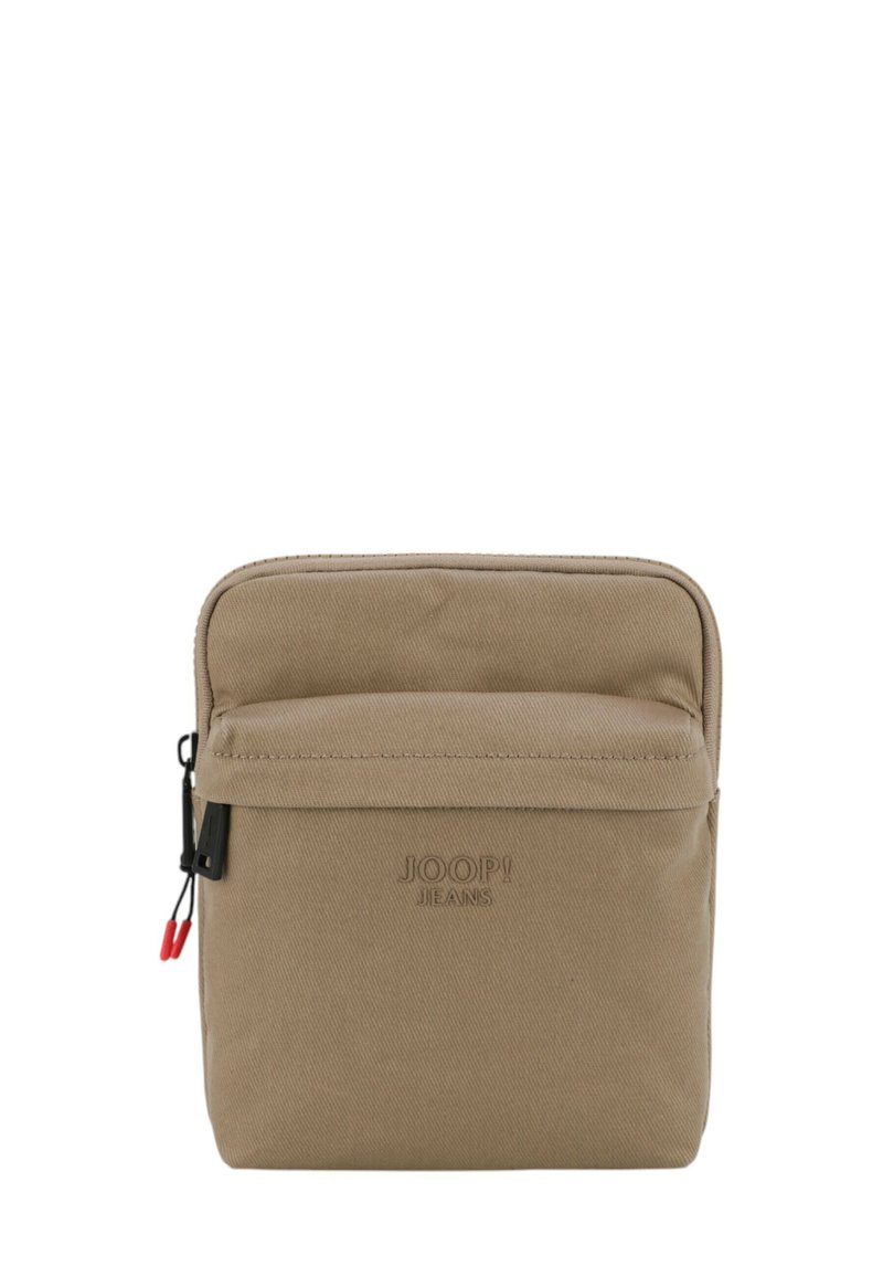 Borse in tessuto beige con chiusura a zip, tasca frontale e logo impresso. Dotata di zip rossa e dettagli hardware neri. Design compatto.
