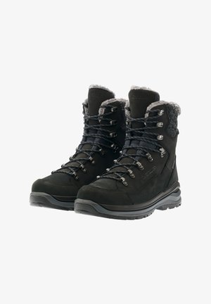 Scarpe da trekking nere realizzate in pelle scamosciata e materiali sintetici. Presentano un colletto imbottito, dettagli testurizzati, occhielli in metallo e una suola in gomma.