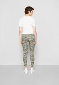 Marks & Spencer JEGGINGS - Calças de ganga de corte skinny - khaki mix