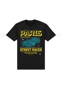 Černé tričko s grafickým motivem modrého auta a tučným žlutým textem "PARIS Speed Demon Street Racer Championship" na mřížkovém pozadí.