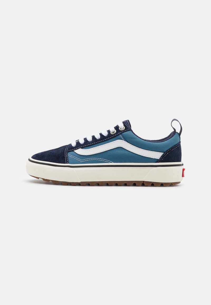 Marineblå og teal sneakers med hvite detaljer, laget av suede og stoff, snøring, tykk hvit såle og teksturert gummiyttersåle.