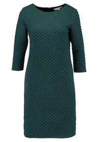 Vestido acolchado verde con mangas tres cuartos, cuello redondo y patrón de diamante texturizado. Presenta un cierre de cremallera en la parte trasera.