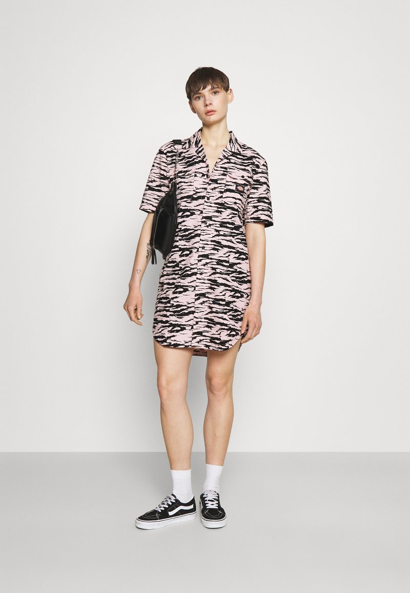 Damen Freizeitkleider | Dickies PILLAGER DRESS Blusenkleid light pink/pink - TO67416 Damen Freizeitkleider | Dickies PILLAGER DRESS Blusenkleid light pink/pink - TO67416