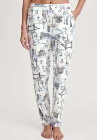 Witte pyjamabroek met een kleurrijke print met reis-thema. Het ontwerp bevat bezienswaardigheden, zeilbootjes en luchtballonnen. Zacht materiaal, elastische tailleband.