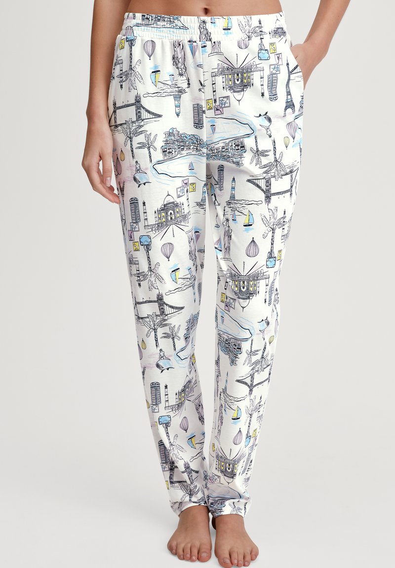 Witte pyjamabroek met een kleurrijke print met reis-thema. Het ontwerp bevat bezienswaardigheden, zeilbootjes en luchtballonnen. Zacht materiaal, elastische tailleband.
